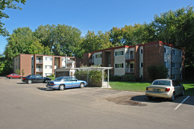 Wayzata Terrace Apartments in Wayzata, MN - Foto de edificio - Building Photo