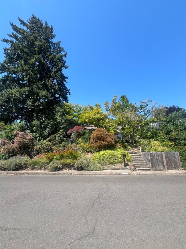 2450 Charnelton St in Eugene, OR - Building Photo - Building Photo