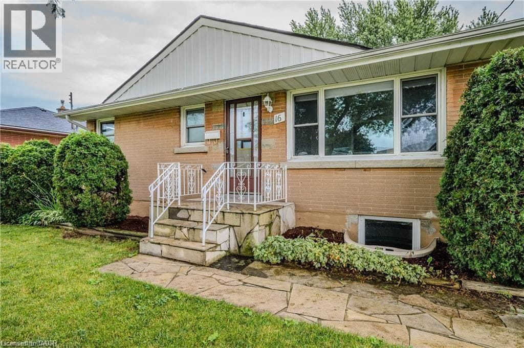 16 Huntington Ave in Hamilton, ON - Building Photo