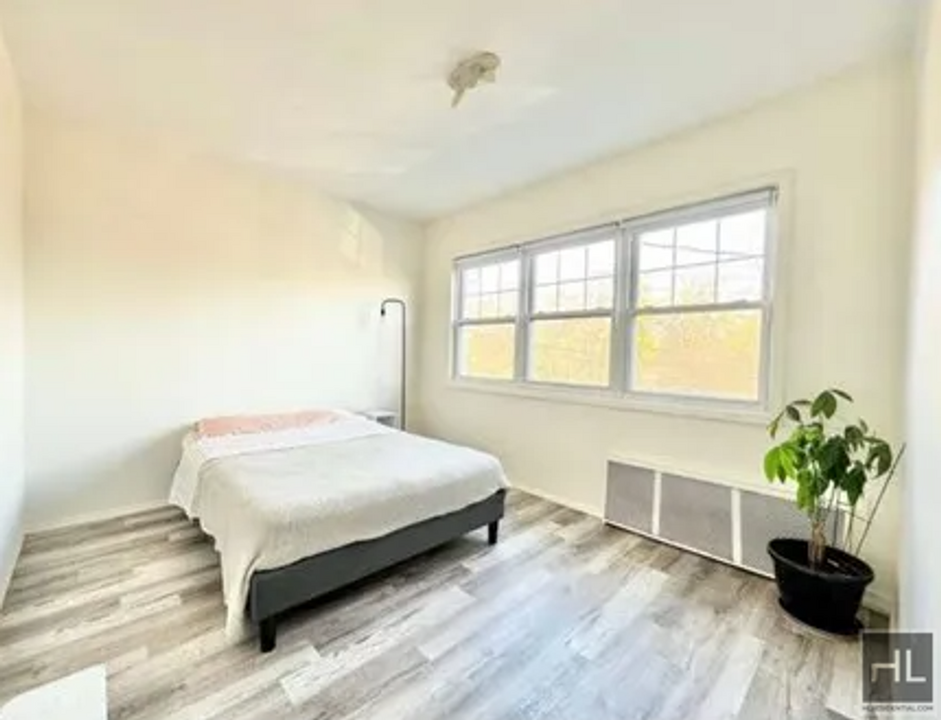 5754-57-75 75th St in Queens, NY - Foto de edificio