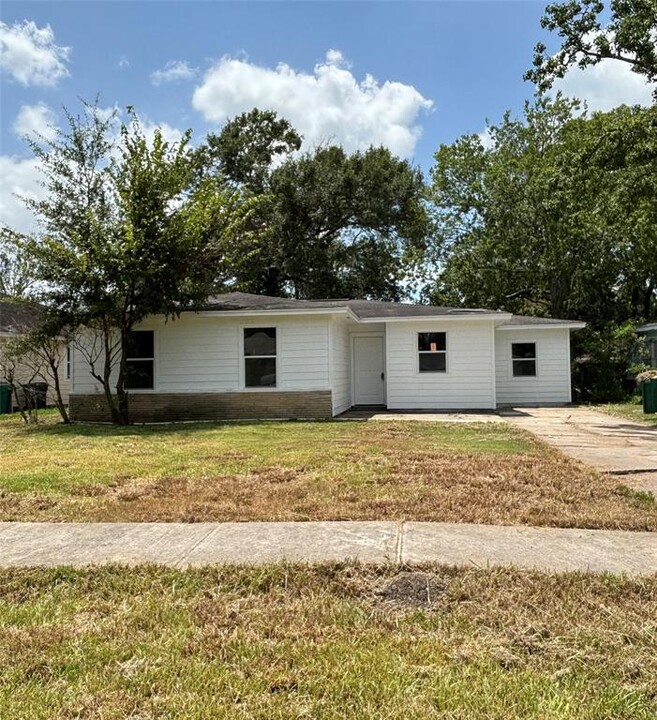 1806 Lillian St in Pasadena, TX - Building Photo