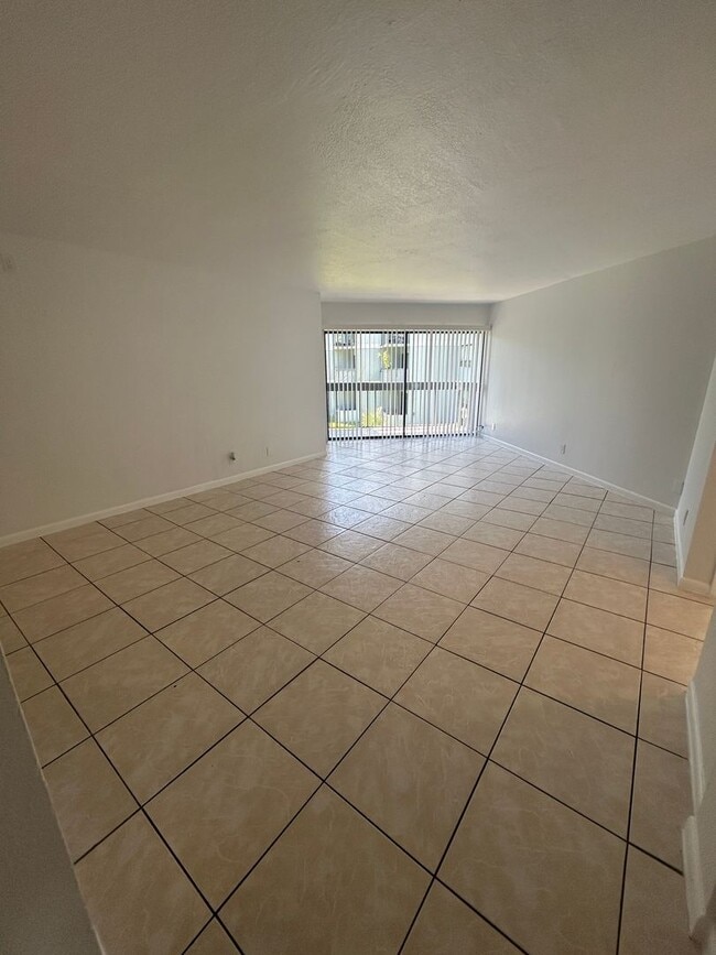 2000 N Congress Ave in West Palm Beach, FL - Building Photo - Building Photo