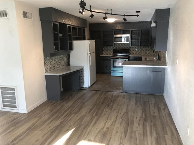 property at 6112 S Lakewood Ave