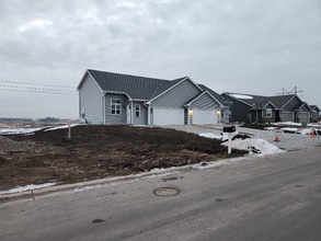 2925 Sabal Oak Dr in Hobart, WI - Building Photo - Building Photo