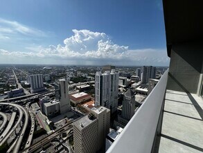 529 SW 3rd St, Unit A2 in Miami, FL - Foto de edificio - Building Photo