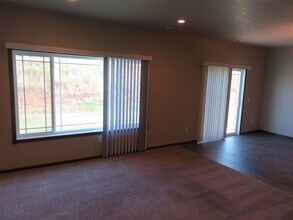 1808 23rd Ave NW in Minot, ND - Foto de edificio - Building Photo