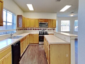 2911 Linda Dr in Pearland, TX - Foto de edificio - Building Photo