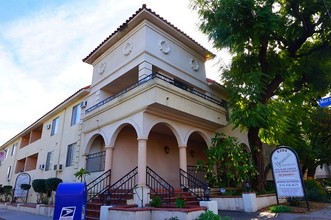 The Yarmouth Apartments in Tarzana, CA - Building Photo - Building Photo