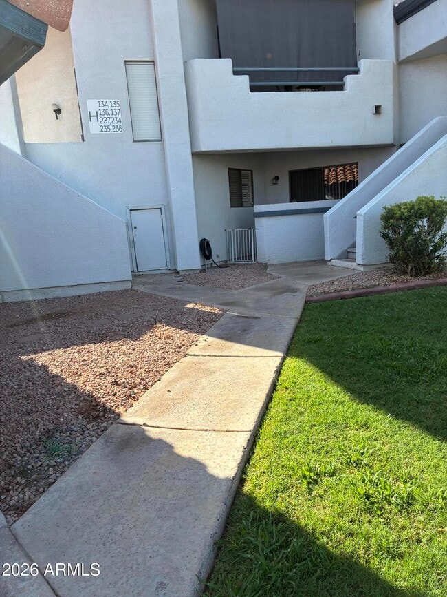 property at 1800 W Elliot Rd