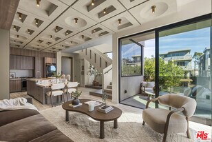 1021 N Ogden Dr in West Hollywood, CA - Building Photo