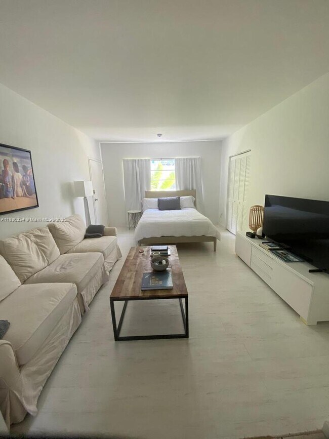 345 Collins Ave in Miami Beach, FL - Building Photo - Building Photo