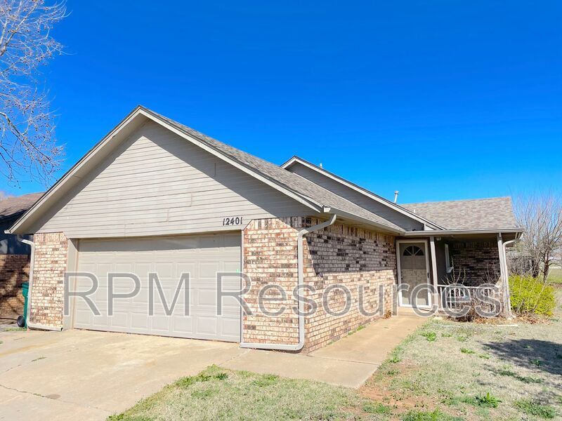 12401 SW 4th St in Yukon, OK - Building Photo