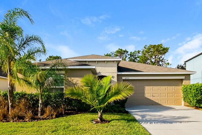 6719 Trent Creek Dr in Ruskin, FL - Building Photo