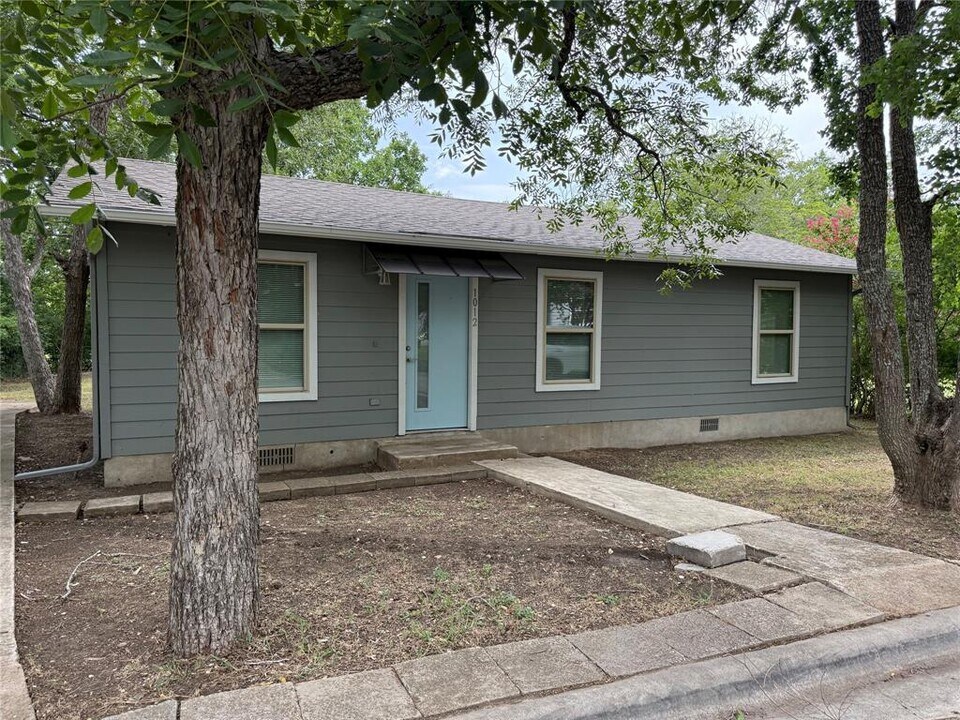 1012 Johnson St in Lockhart, TX - Building Photo