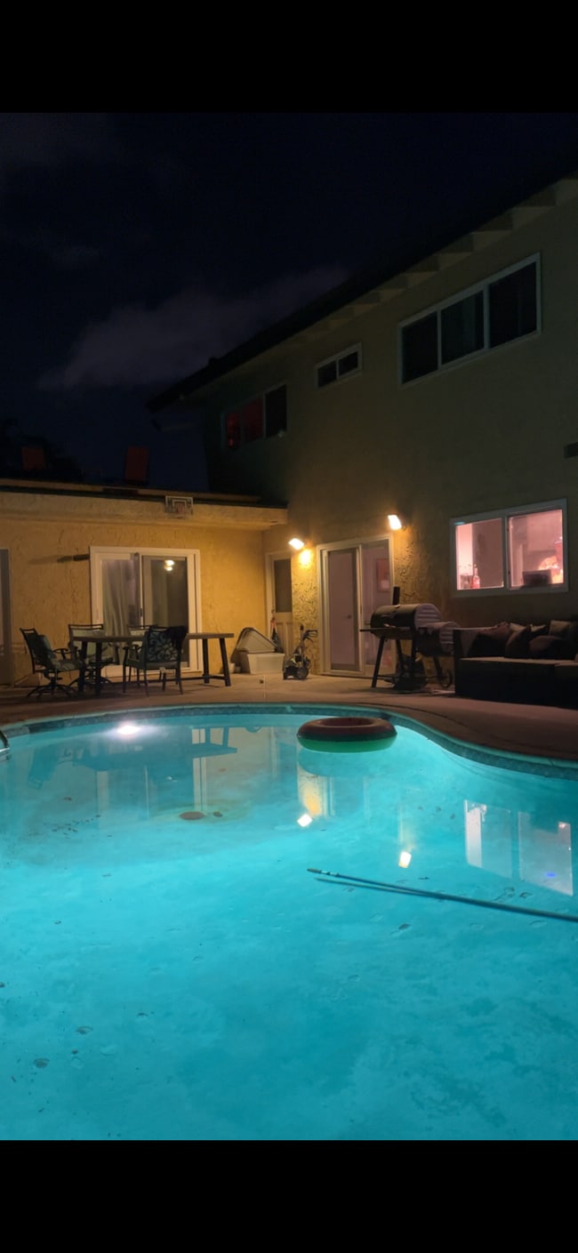 9640 Royalton Dr in Beverly Hills, CA - Foto de edificio - Building Photo