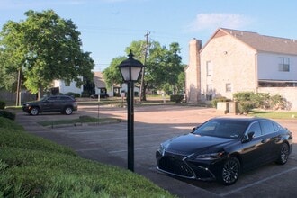 5100 Allendale Rd, Unit 207 in Houston, TX - Building Photo - Building Photo