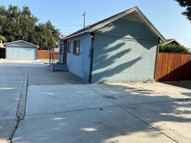 582 E Kingsley Ave in Pomona, CA - Building Photo