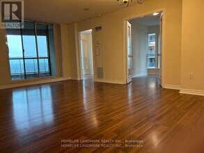 7 Lorraine Dr in Toronto, ON - Building Photo - Building Photo