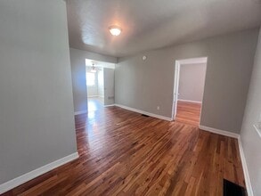 1436 Broadway Ave NW in Grand Rapids, MI - Building Photo - Building Photo