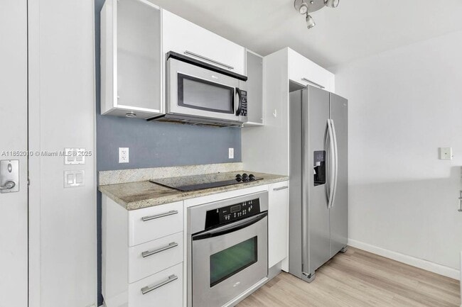 185 SW 7th St in Miami, FL - Building Photo - Building Photo