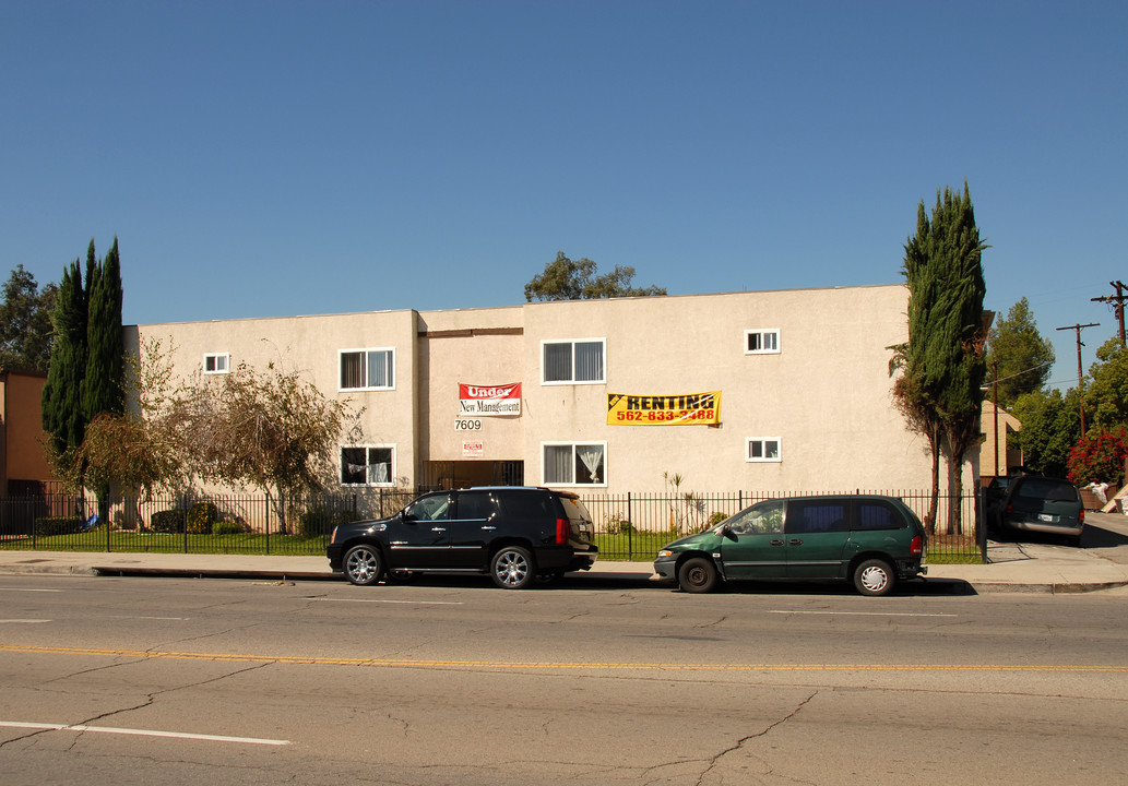 7559-7601 Whitsett Ave in North Hollywood, CA - Building Photo