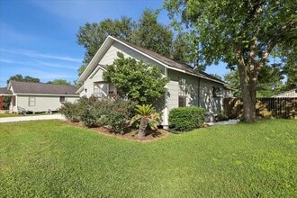 2017 Ave F in Nederland, TX - Foto de edificio - Building Photo