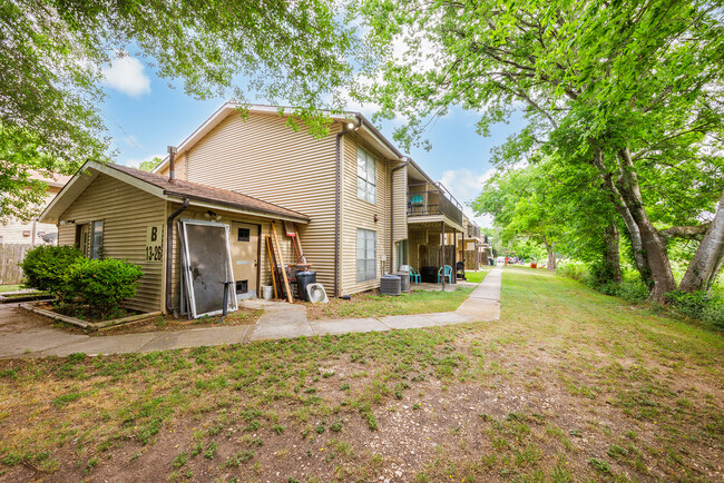 700 N Medina St in Lockhart, TX - Building Photo - Building Photo