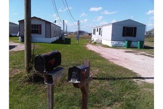 2515 Oyster Creek Bnd in Oyster Creek, TX - Foto de edificio - Building Photo