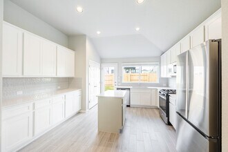 105 Crescent St in Georgetown, TX - Building Photo - Building Photo