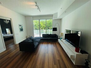 15051 Royal Oaks Ln in North Miami, FL - Building Photo - Building Photo