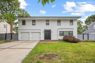 26 Roseanne Dr in Woodbury, NY - Building Photo - Building Photo