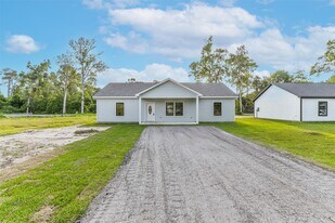 122 County Rd 3704 in Splendora, TX - Building Photo