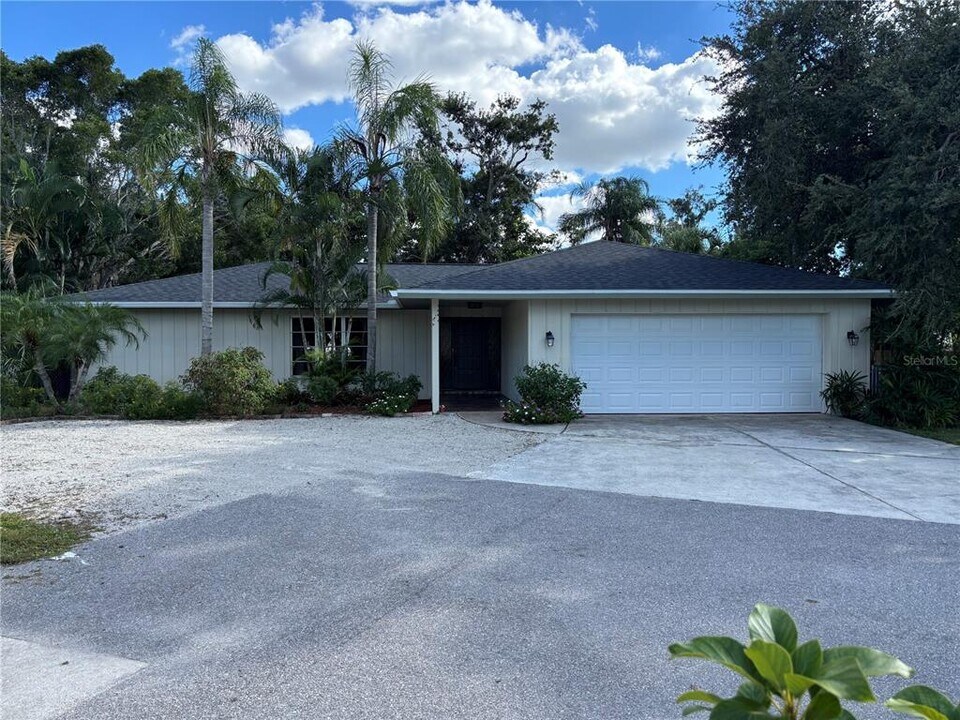 2866 E Rainbow Cir in Sarasota, FL - Building Photo