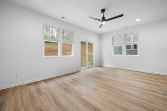 207 9th Ave SE, Unit 209 in Hickory, NC - Building Photo - Building Photo