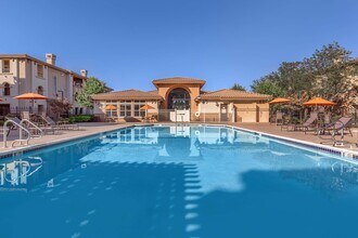 Villas at North Village in Vacaville, CA - Foto de edificio - Building Photo