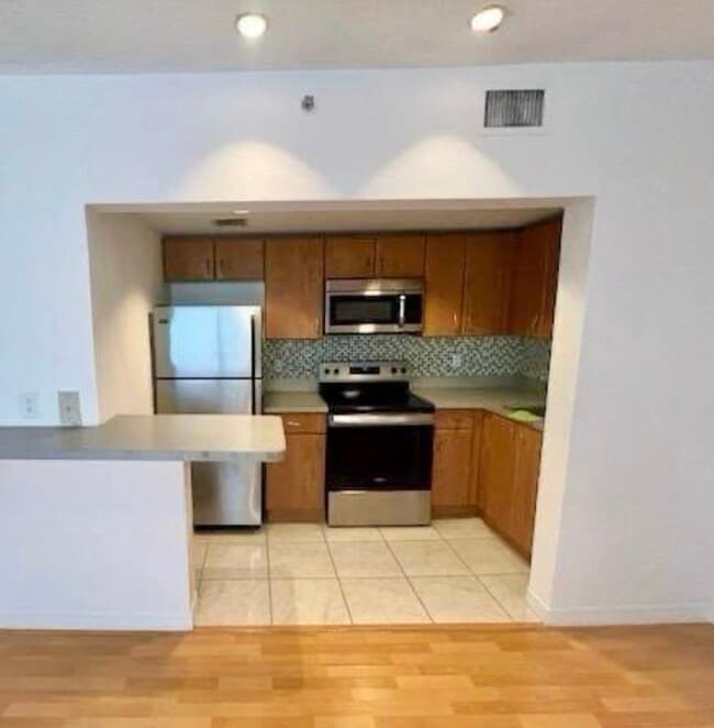 7326 Collins Ave, Unit 304 in Miami Beach, FL - Building Photo - Building Photo