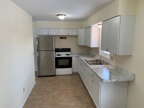 2414 N Ilion Ave in Minneapolis, MN - Building Photo - Building Photo