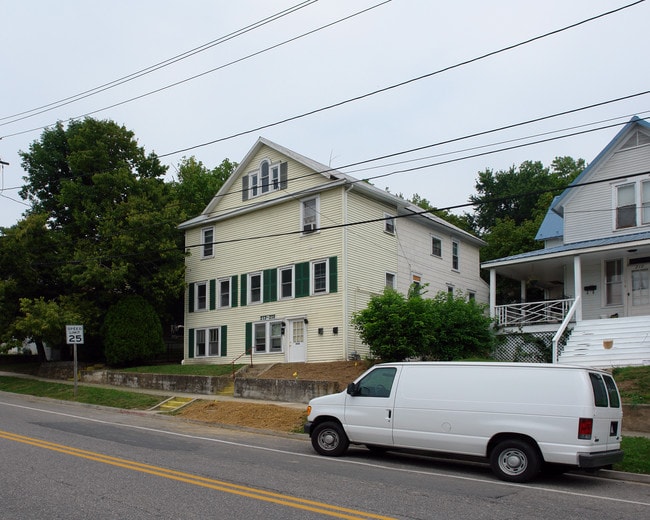212-218 High St in Hancock, MD - Foto de edificio - Building Photo