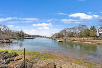 37 Noyack Harbor Rd in Southampton, NY - Building Photo - Building Photo