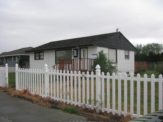 1008 W Kristine St in Moses Lake, WA - Foto de edificio - Building Photo