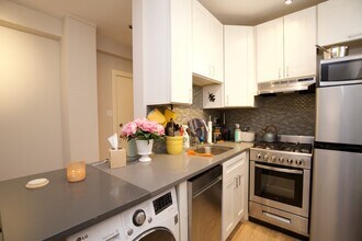 511 W Belmont Ave, Unit 53 in Chicago, IL - Foto de edificio - Building Photo