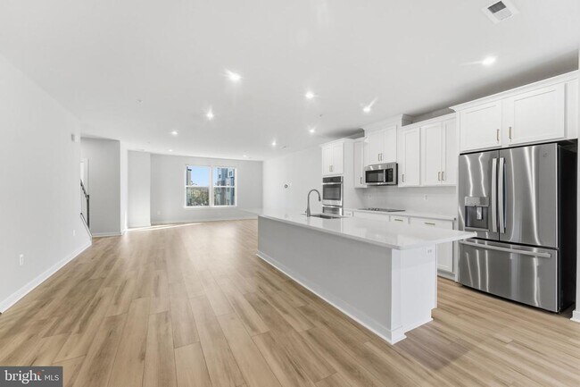 2136 Glacier Rd in Herndon, VA - Building Photo - Building Photo