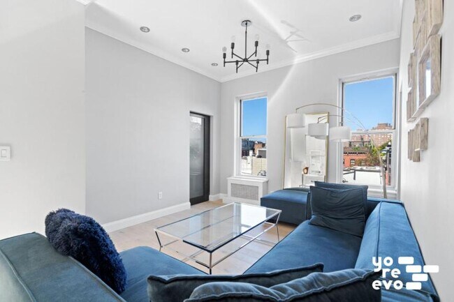 211 W 10th St in New York, NY - Building Photo - Building Photo