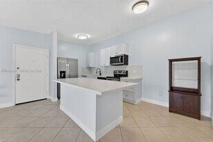 819 NE 199th St in Miami, FL - Building Photo