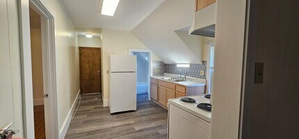 368 Court St, Unit Apt2 in Keene, NH - Building Photo - Building Photo