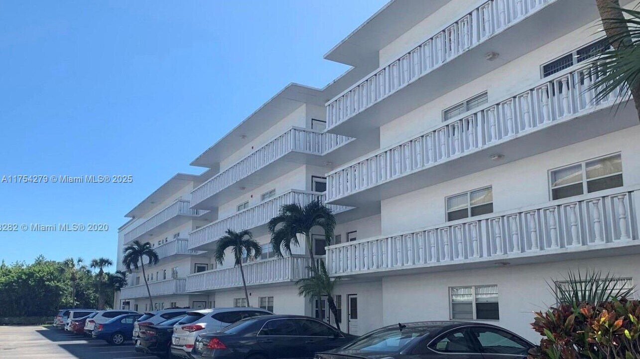 608 NE 2nd St in Dania Beach, FL - Building Photo