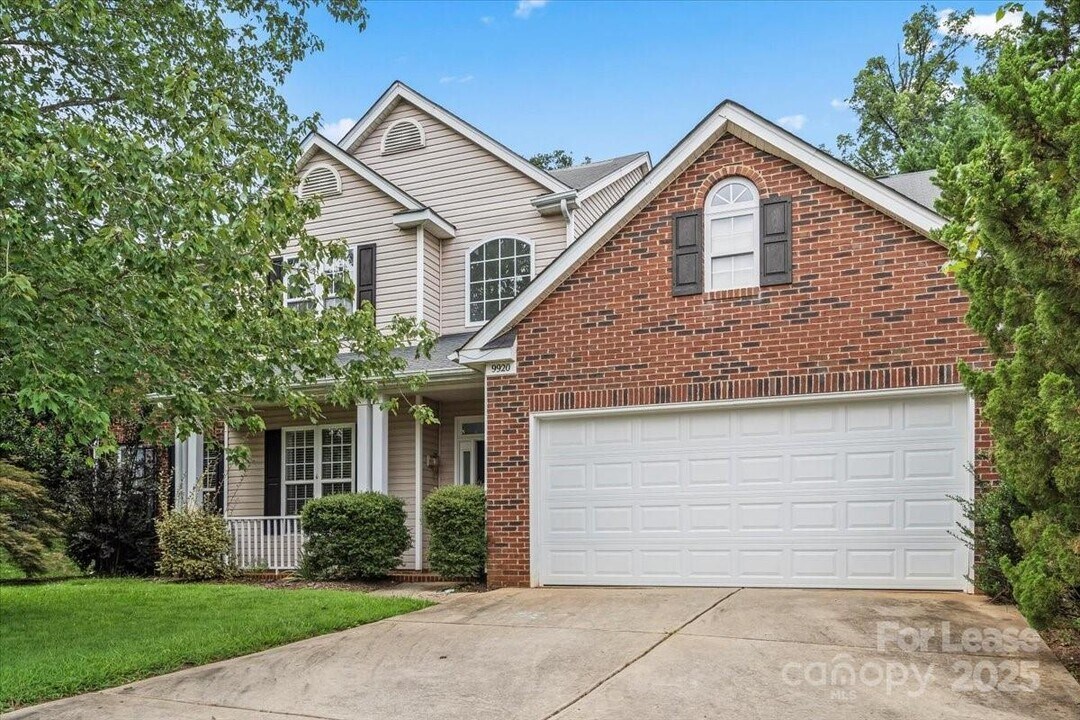 9920 Eden Hall Ct in Charlotte, NC - Building Photo