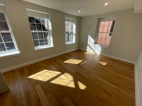 16 Fleet St, Unit 6 in Boston, MA - Foto de edificio - Building Photo
