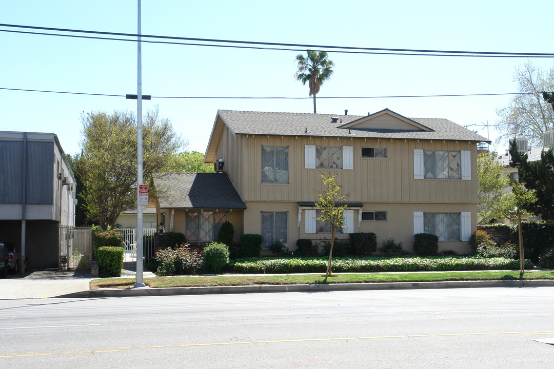 13950 Sherman Way in Van Nuys, CA - Building Photo