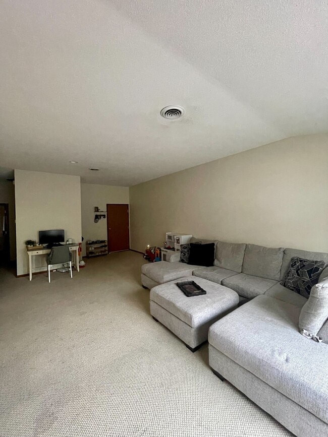 2401 Oxford Dr SE, Unit B in Willmar, MN - Foto de edificio - Building Photo